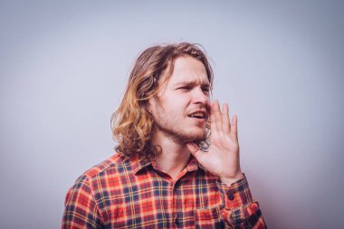 Stüdyoda poz veren adam