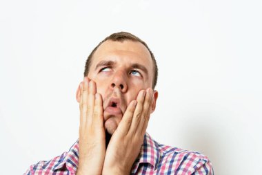 Stüdyoda poz veren adam