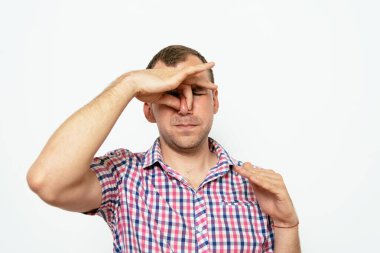 Leş gibi kokuyor. Adamın burnunu kapatır.