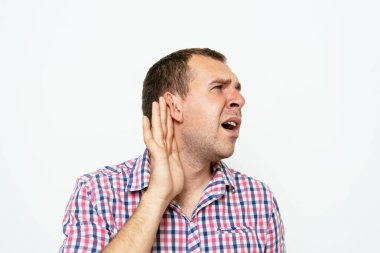 Kulak misafiri olur, dinlemeye çalışır..