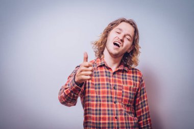 Adam baş parmağını gösteriyor.