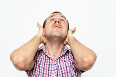 Stüdyoda poz veren adam