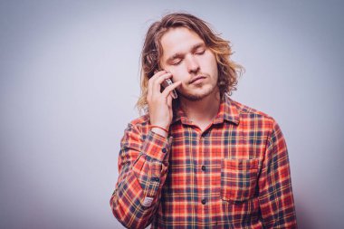 Stüdyoda poz veren adam