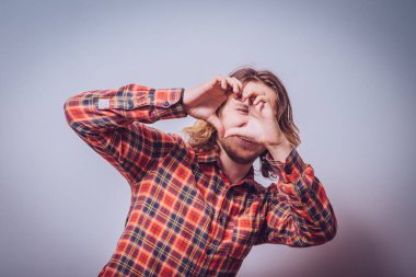 Adam kalp çerçevesi yapıyor.