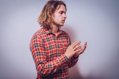 Adam alkışlar ve alkışlar