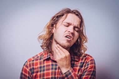 Stüdyoda poz veren adam