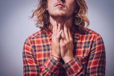 Stüdyoda poz veren adam