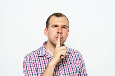 Adam parmağını onun dudaklarına koydu.