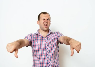 Adam baş parmak hareketi gösteriyor.