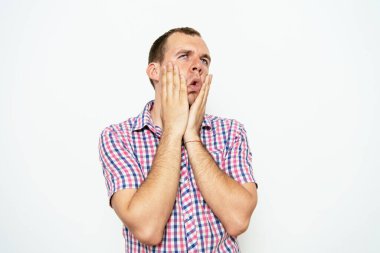 Stüdyo arka plandaki adam