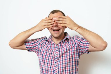 Erkekler gözlerini onun elleriyle kapatır.