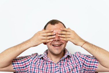 Erkekler gözlerini onun elleriyle kapatır.