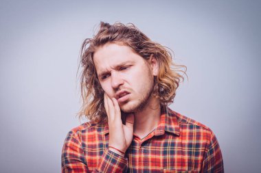 Stüdyoda poz veren adam