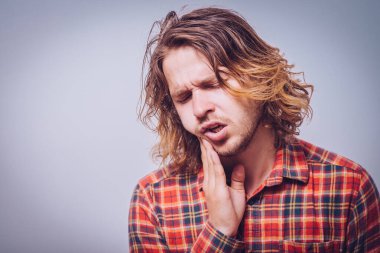 Stüdyoda poz veren adam