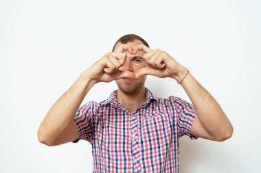 Adam kalp çerçevesi yapıyor.