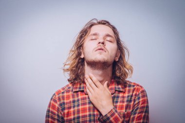 Stüdyoda poz veren adam