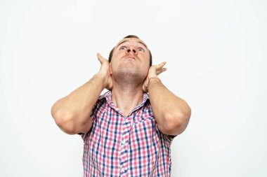 Stüdyo arka plandaki adam