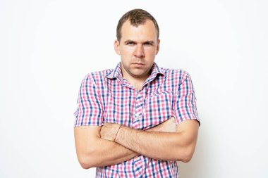 Kollarını kavuşturmuş bir adamın portresi.