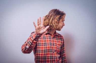 Adam korkudan korkuyor.