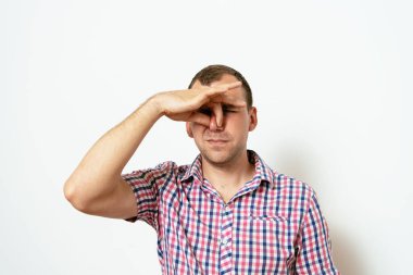 Leş gibi kokuyor. Adamın burnunu kapatır.