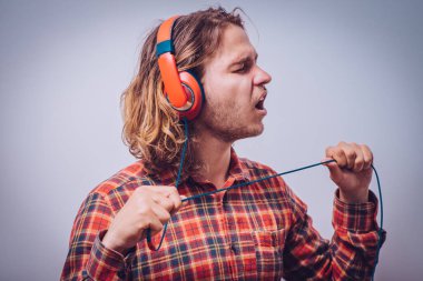 Stüdyoda poz veren adam