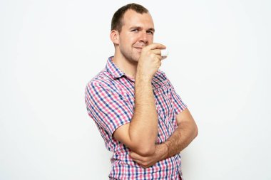 Stüdyo arka plandaki adam