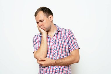 Stüdyo arka plandaki adam