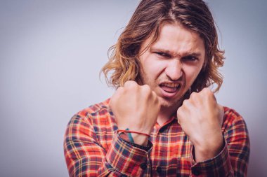 Stüdyoda poz veren adam