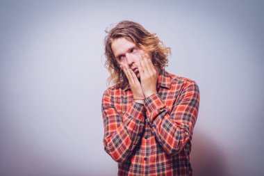 Stüdyoda poz veren adam