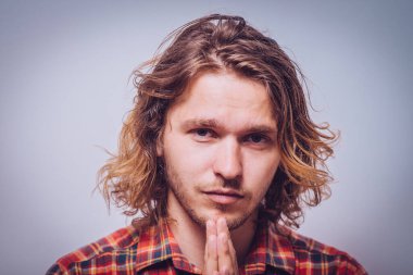 Stüdyoda poz veren adam