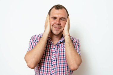 Stüdyo arka plandaki adam