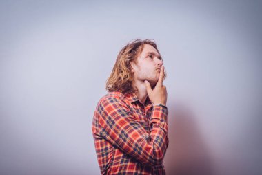 Stüdyoda poz veren adam