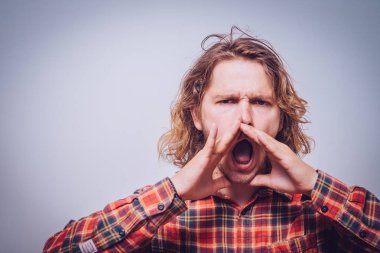 Stüdyoda poz veren adam