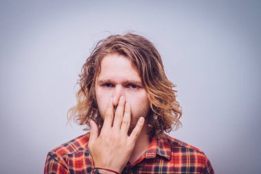 Leş gibi kokuyor. Adamın burnunu kapatır.