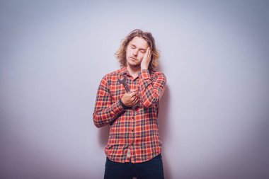 İngiliz anahtarı tutan genç işçinin portresi.