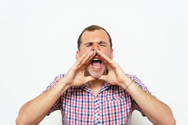 Birilerini ara. Stüdyodaki adam