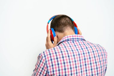 Birilerini ara. Stüdyodaki adam