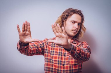 Adam korkudan korkuyor.