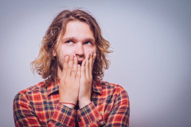 Gri arka plandaki adam