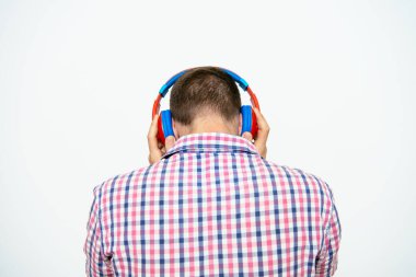 Birilerini ara. Stüdyodaki adam