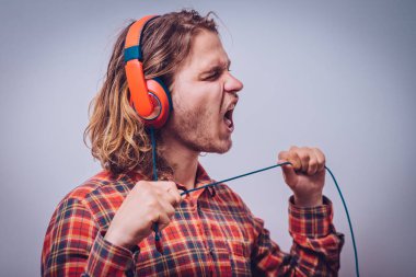 Gri arka plandaki adam