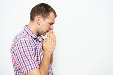 Birilerini ara. Stüdyodaki adam