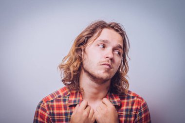 Gri arka plandaki adam