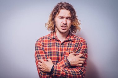 Kollarını kavuşturmuş bir adamın portresi.