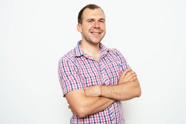 Kollarını kavuşturmuş bir adamın portresi.