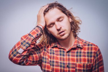 Gri arka plandaki adam