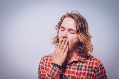 Gri arka plandaki adam