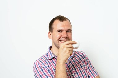 Stüdyoda poz veren adam