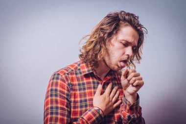 Gri arka plandaki adam