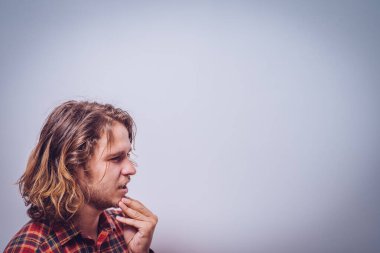 Gri arka plandaki adam